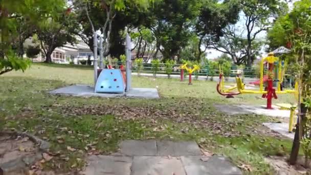 Καταπληκτική Θέα Των Παιδιών Πάρκο Παιχνιδιάρικο Κούνιες Κινείται Προς Εμπρός — Αρχείο Βίντεο