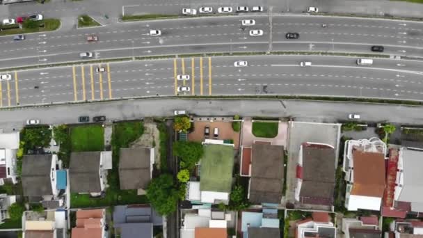 马来西亚房屋附近的繁忙道路上行驶的汽车鸟瞰图 — 图库视频影像