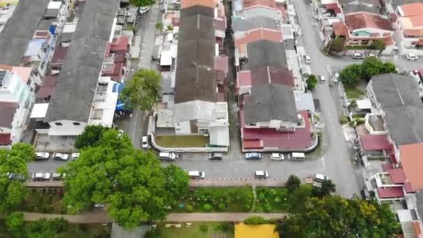 Bird Eye Άποψη Των Σύγχρονων Σπιτιών Στην Πόλη Penang Κινείται — Αρχείο Βίντεο