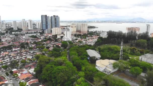 Penang Cidade Vista Drone Casas Com Árvores Movendo Para Trás — Vídeo de Stock