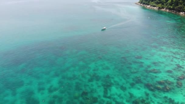 Vista Aérea Barco Branco Que Avança Mar Azul Claro — Vídeo de Stock