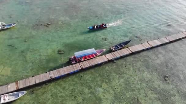 Luftaufnahme Eines Bootes Das Sich Tagsüber Richtung Küste Bewegt — Stockvideo