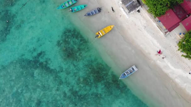 Vista Aérea Barcos Coloridos Praia Areia Branca — Vídeo de Stock