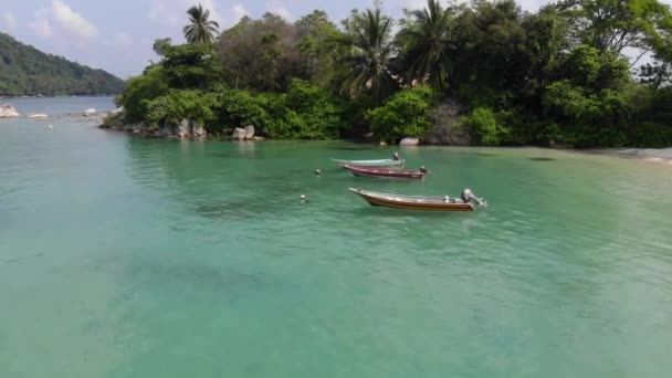 Luftaufnahme Von Bunten Leeren Booten Der Küste Der Perhentian Insel — Stockvideo