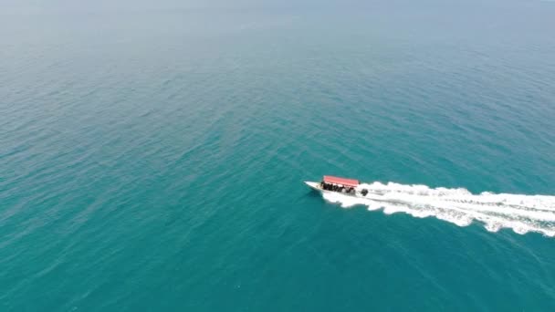 Vista Aérea Del Barco Rápido Avanzando Mar Durante Día — Vídeos de Stock