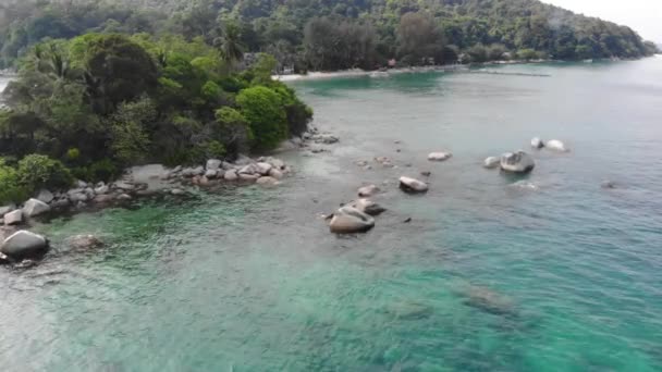 Вид Воздуха Зеленый Тропический Скалистый Остров Малайзии Движение Вперед — стоковое видео