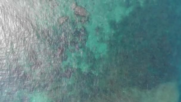 Vzdušný Pohled Skály Zelenavě Modré Pláži Vody — Stock video