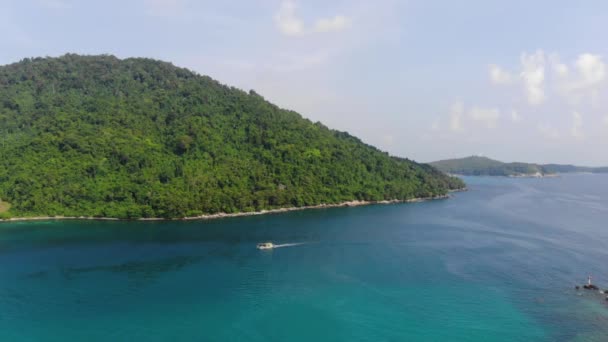 Letecký Pohled Tropické Hory Blízkosti Průzračně Modré Mořské Vody — Stock video