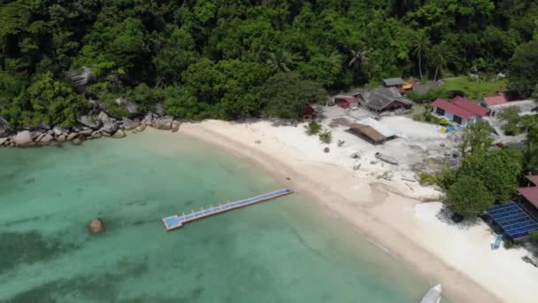Letecký Pohled Bílou Písečnou Pláž Malajsii Obklopenou Zelení — Stock video