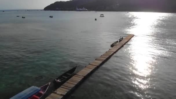 Vista Aérea Del Puerto Madera Barcos Atracados Una Isla — Vídeos de Stock