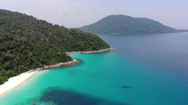 Úžasný Letecký Pohled Zelené Hory Blízkosti Teplé Modré Moře — Stock video