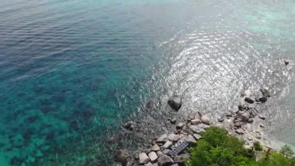 热带岩石海岸海浪的美丽鸟瞰 — 图库视频影像