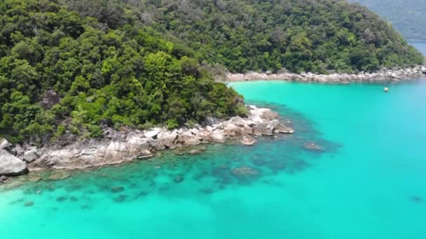 Krásný Pohled Ptačí Perspektivy Ostrov Blízkosti Tropické Zeleně Jasného Dne — Stock video