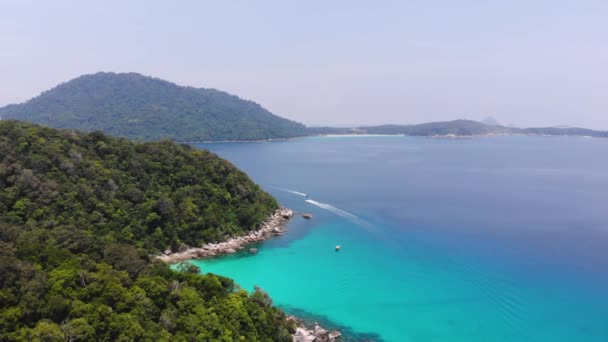 Pohled Ptačí Perspektivy Krásný Ostrov Blízkosti Tropické Zeleně Jasného Dne — Stock video