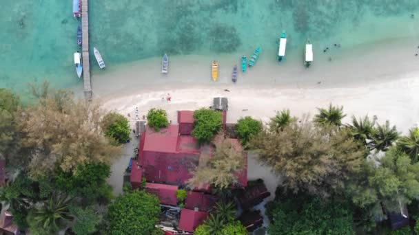 Vista Pájaro Cabañas Vegetación Tropical Barcos Una Isla — Vídeos de Stock