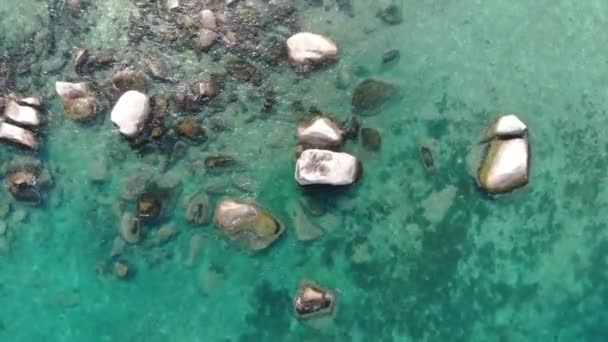 Zapierający Dech Piersiach Widok Powietrza Skały Zielonej Wodzie Niebieskiej Plaży — Wideo stockowe