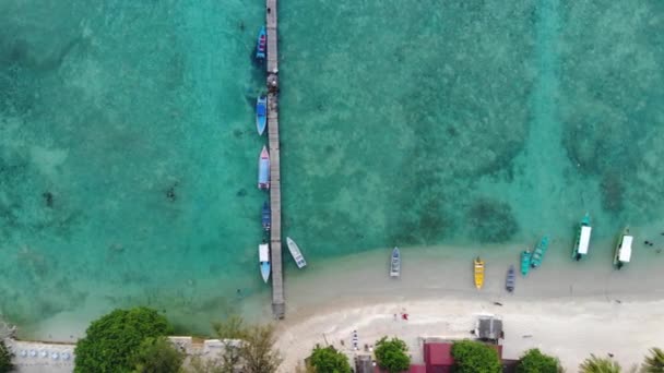 Drone Barcos Colores Orilla Del Mar Isla Tropical — Vídeos de Stock