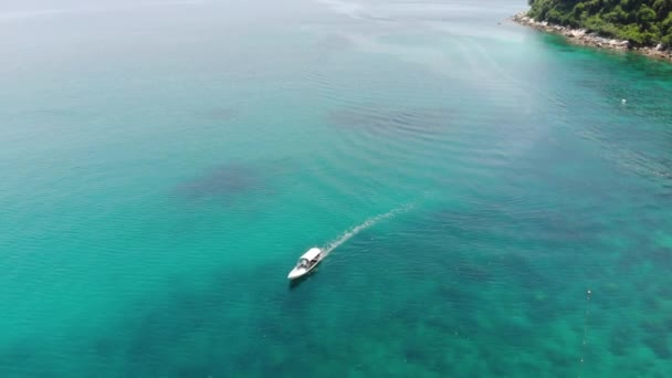 Drone Vista Barco Avanzando Mar Azul Claro — Vídeos de Stock