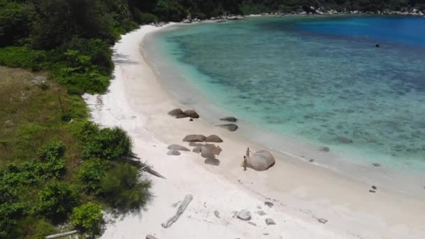 Drone Vista Hermosas Rocas Costa Isla Perhantian — Vídeos de Stock