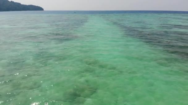 Drone Widok Piękne Morze Puste Statki Zaparkowane Drewnianym Doku — Wideo stockowe