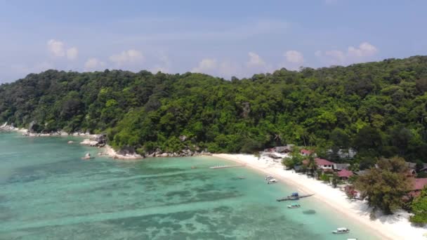 Vista Del Dron Hermosa Isla Tropical Malasia Rodeada Vegetación Avanzando — Vídeos de Stock
