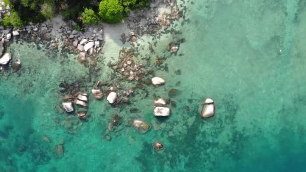 Вид Беспилотника Большие Малые Скалы Зеленовато Голубой Воде Океана — стоковое видео