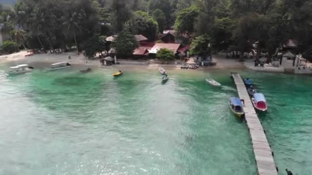 Drone Widok Łodzi Chaty Wyspie Perhentian Przodu — Wideo stockowe