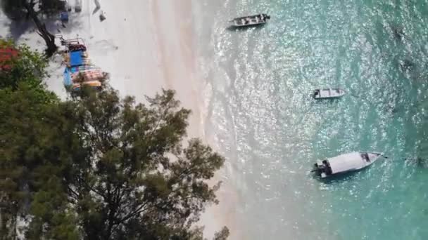 Vista Del Dron Los Barcos Orilla Del Mar Isla Perhentian — Vídeos de Stock