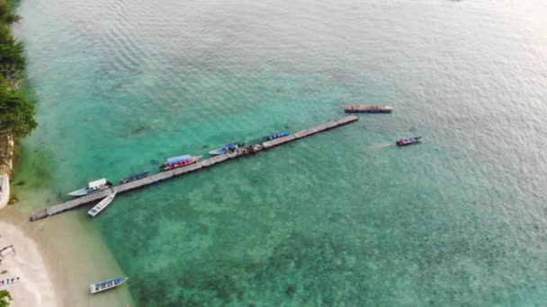 Drone Kilátás Színes Üres Hajók Kikötőben Perhentian Sziget — Stock videók
