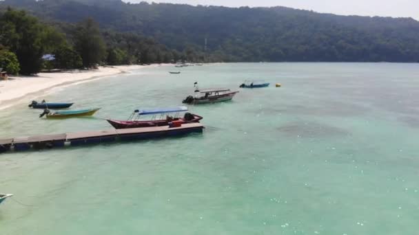 Vista Drones Barcos Vacíos Costa Tropical Retrocediendo — Vídeo de stock