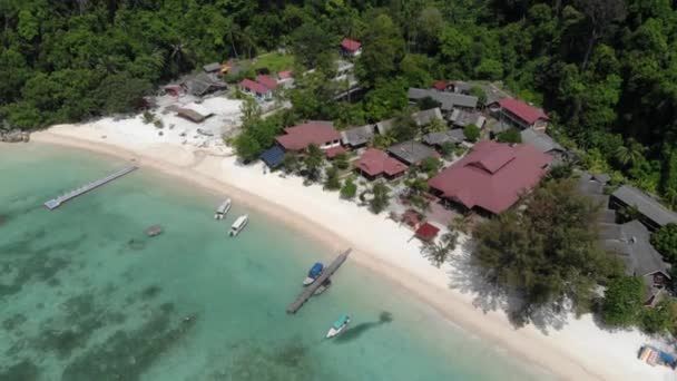 Vedere Dronă Colibelor Insula Tropicală Înconjurată Verdeață — Videoclip de stoc
