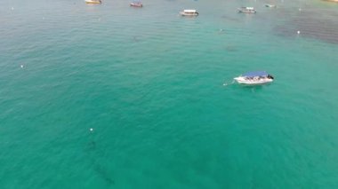 Yeşillik yakınlarındaki Perhentian Adası 'ndaki tekne ve rıhtımın havadan görüntüsü