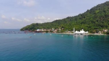 Perhentian adasındaki yemyeşil balıkçı köyünün havadan görünüşü