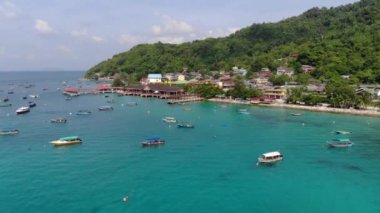 Perhentian Adası 'ndaki tropik dağların yakınındaki balıkçı köyünün havadan görünüşü