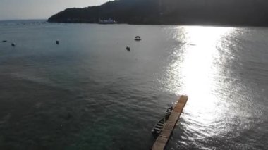 Gündüz vakti deniz ve dağların havadan görünüşü