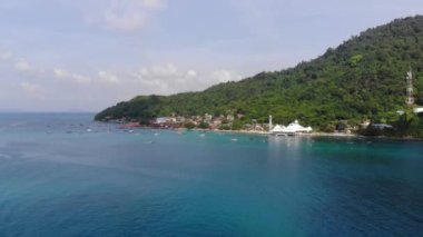 Perhentian 'daki yemyeşil balıkçı köyünün kuş bakışı görüntüsü