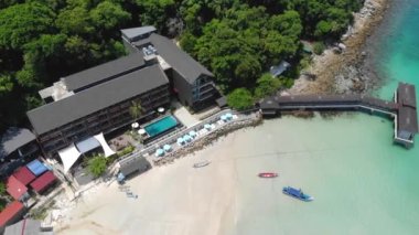 Deniz kenarındaki tropikal yeşil dağların güzel hava manzarası