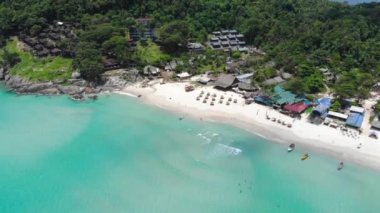 Yeşil ve dağlarla çevrili temiz su plajının havadan görünüşü