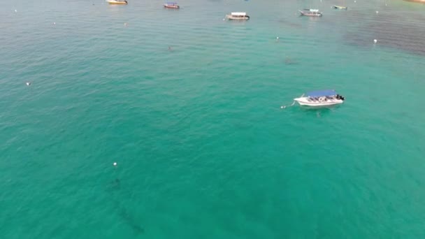 Vedere Aeriană Ambarcațiunilor Docurilor Insula Perhentian Lângă Verdeață — Videoclip de stoc