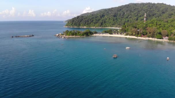 Vzdušný Pohled Křišťálově Čistou Mořskou Vodu Tropickém Ostrově Během Dne — Stock video