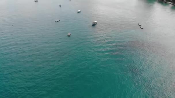 Pohled Bezpilotní Letouny Ostrůvku Průzračné Modré Vody Pohyb Vpřed — Stock video