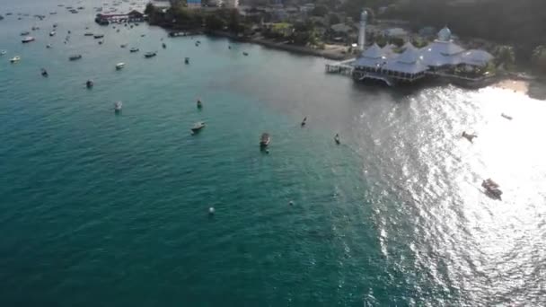 Drone View Boats White Mosque Island Surrounded Mountains — Stock Video