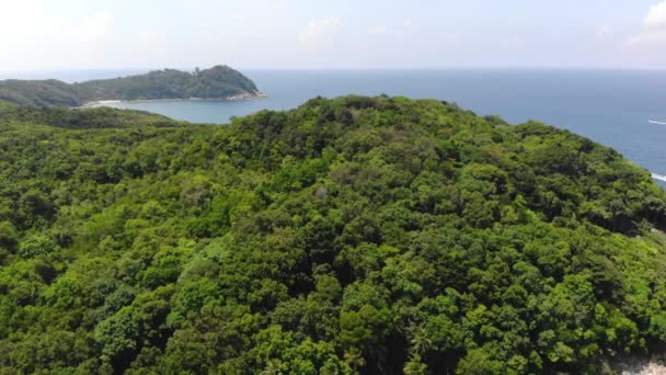 海の近くの熱帯緑の山々の空中トップビュー — ストック動画