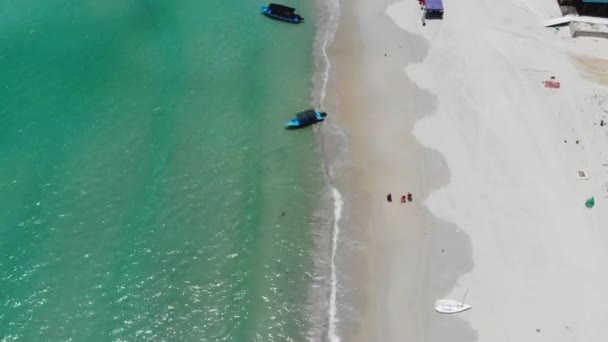 Vista Aérea Pequenos Barcos Colorido Beira Mar Avançar — Vídeo de Stock