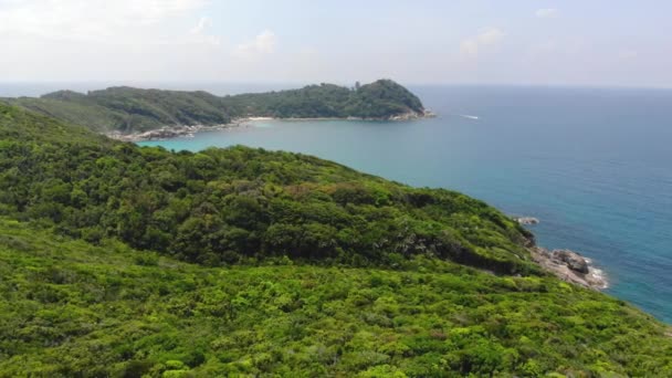 Vista Deslumbrante Drone Mar Perto Montanhas Verdes Tropicais Malásia — Vídeo de Stock