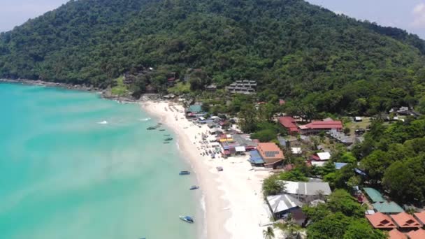 Drone Vista Playa Cabañas Rodeadas Montañas Tropicales Verdes — Vídeos de Stock