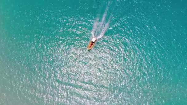 Drónra Néző Kis Hajók Tiszta Kék Strandon Nappal — Stock videók