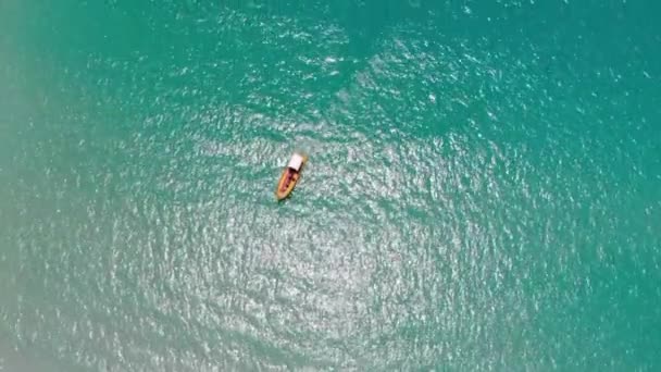 晴れた日には透明度の高い青いビーチでの小型ボートの空中ビュー — ストック動画
