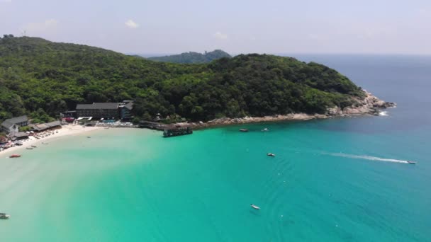 Krásný Letecký Pohled Osvěžující Pláž Blízkosti Zelených Tropických Hor — Stock video
