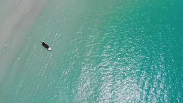 Drone Vista Pequeño Barco Playa Agua Clara Azul Durante Día — Vídeo de stock